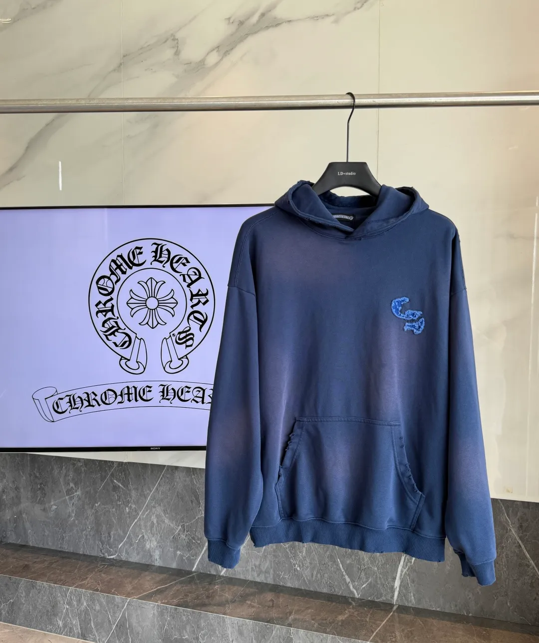 P320 🔥🔥🔥ceiling level 𝗖𝗵𝗿𝗼𝗺𝗲 𝗛𝗲𝗮𝗿𝘁𝘀/Cro Heart 2025 cross patch embroidery summer new original single counter American acid washed distressed laser burnt patch embroidery couple casual hooded sweatshirt 👑The highest version! Customized fabric 440g tripe terry fabric! American acid-washed and distressed original fabric laser burnt ✟appliqué embroidery and exquisite embroidery of letters! The best-selling model at the counter. It is very comfortable to wear. It is low-key yet luxurious. It is very classy when worn. The large size and tailoring are needless to say. The upper body is exquisite and vivid. 👍High-end first-class materials. A truly palace-level product. The cotton from Turkey is of outstanding quality. After heavy washing, the clothes are very soft! Not picky, the upper body is absolutely stylish and extremely luxurious. Auxiliary materials: The original model has been authenticated and labeled ➕100% silk washed with water label. Genuine purchase-grade original hangtag➕matching hanging rope➕3D hanging beads➕original packaging bag. Craftsmanship: The original version has consistent wiring! The highest version of the armhole matching technique! Countless times of pattern making to 100% restore the original appearance! The correct version is the same for men and women, super eye-catching, super good-looking, and super atmospheric! Color: White Black Royal Blue Size: S-XL
